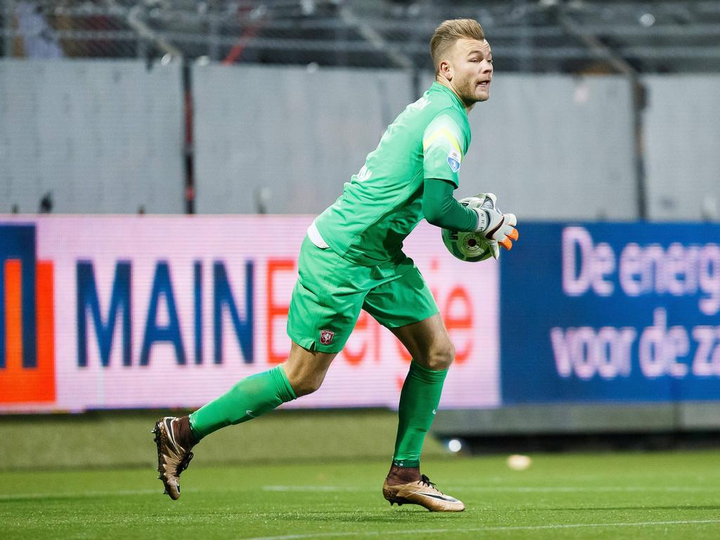 Nick Marsman kijkt in de wedstrijd tegen Excelsior snel vooruit om het spel te vervolgen. De goalie keert voor het eerst sinds speelronde vier weer terug onder de lat bij FC Twente. (05-12-2015)