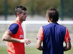 Gastón Pereiro (l.) sluit als nieuweling aan bij het trainingskamp van PSV in de voorbereiding op het seizoen 2015/2016. Phillip Cocu geeft de Zuid-Amerikaan instructies. (16-07-2015)