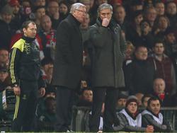 José Mourinho (r.) fluistert Sir Alex Ferguson (l.) iets toe tijdens het Champions League-duel tussen Manchester United en Real Madrid. (05-03-2015)
