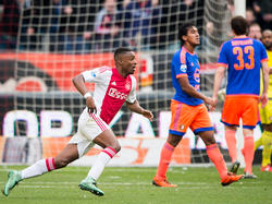 Met een heerlijke knal in de verre kruising zorgt Riechedly Bazoer (l.) ervoor dat Ajax op een 2-1 voorsprong komt tegen Feyenoord. (07-02-2016)