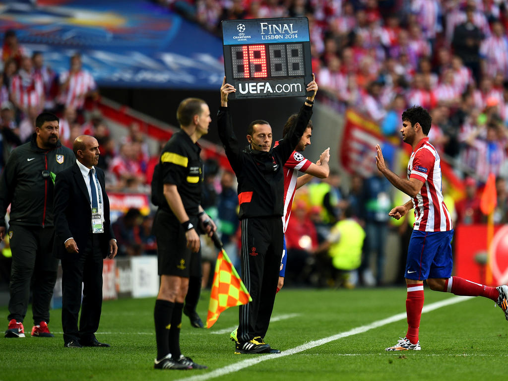 Diego Costa moet zich al na negen minuten laten vervangen. (24-5-2014)