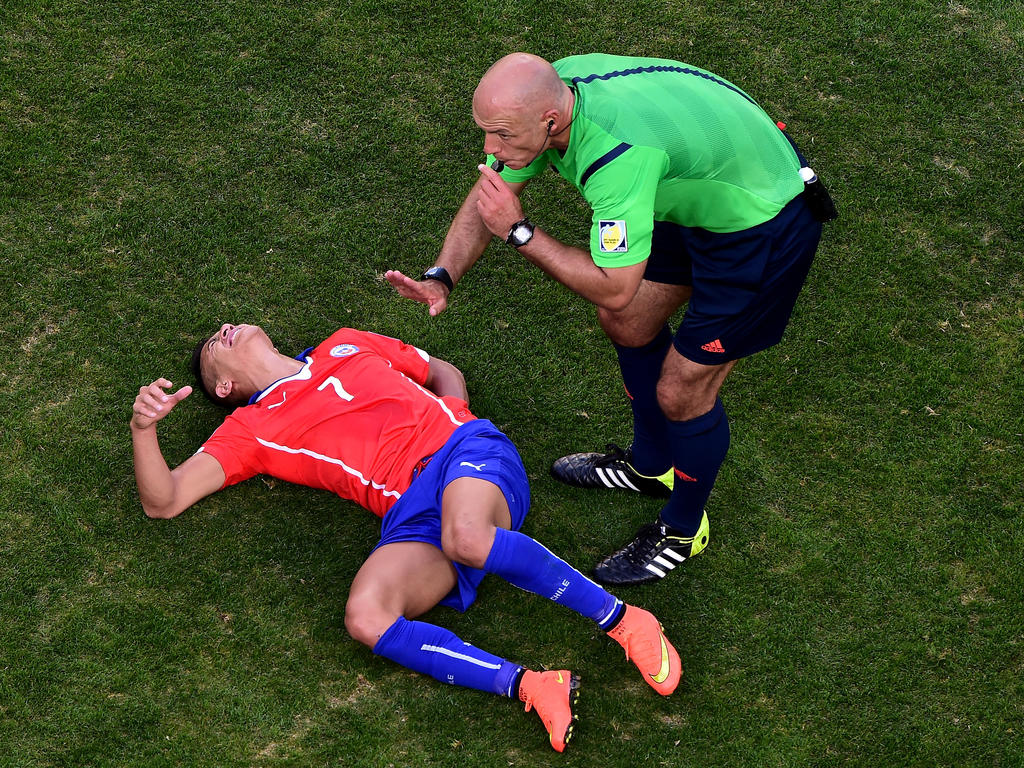 Alexis Sanchez (l.) wurde am häufigsten gefoult Alexis Sanchez (l.) wurde am häufigsten gefoult