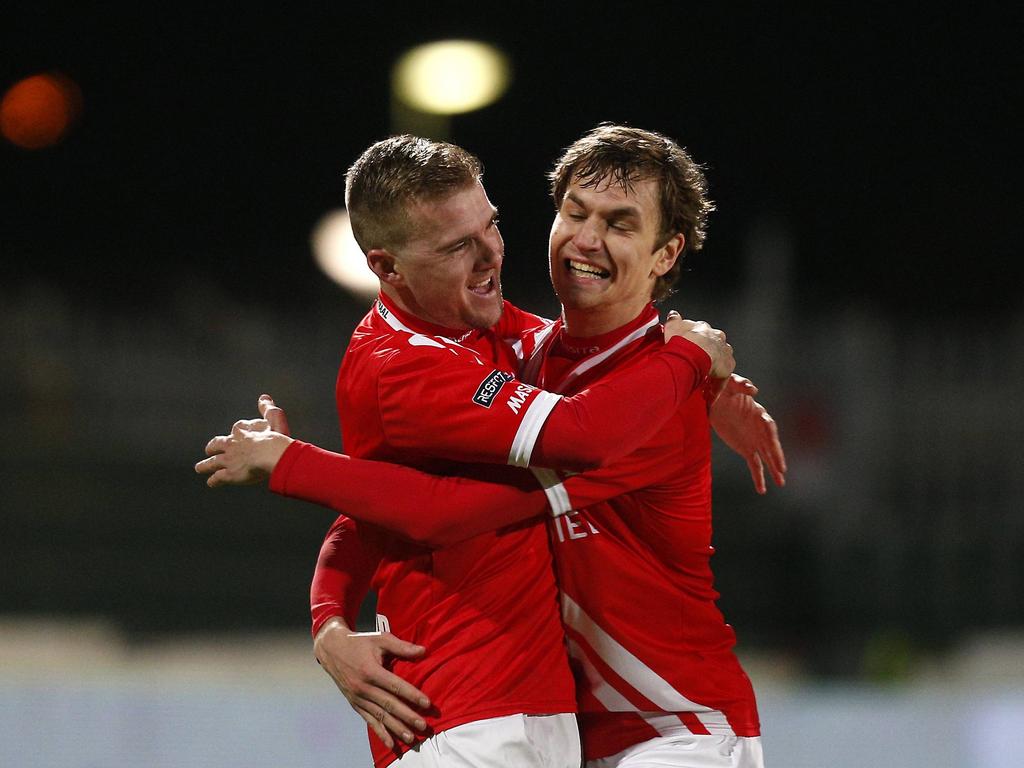 Guyon Philips (r.) en Joep van den Ouweland (l.) vieren treffer tijdens FC Oss - Jong FC Twente. (31-1-2014)