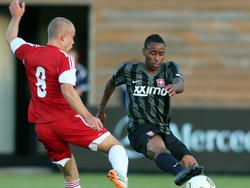 Nhlakanipho Ntuli (r.) blokt een schot van Ricardo Kip in de wedstrijd Almere City - Jong FC Twente. (22-08-2014)