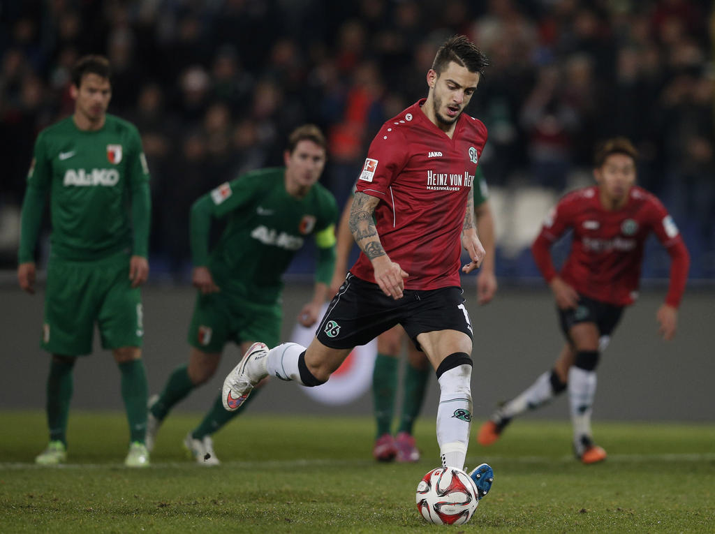 Joselu verwandelt gegen FC Augsburg einen Elfmeter für Hannover 96