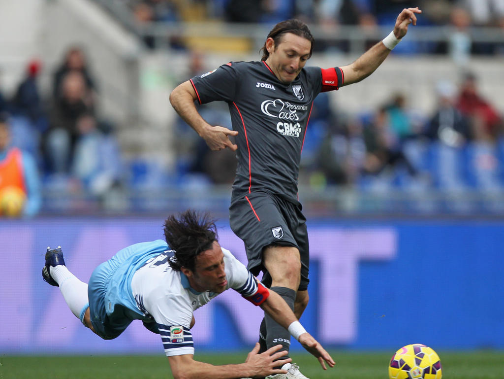 Edgar Barreto (r.) van Palermo is fysiek sterker en daardoor wint hij het duel van Stefano Mauri (l.) van Lazio Roma. (22-02-2015)