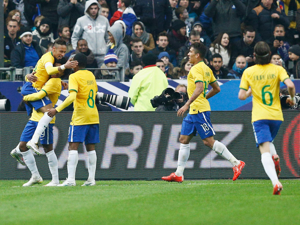 Neymar celebra el 1-2 con el resto de sus compañeros en Saint Denis. (Foto: Getty)