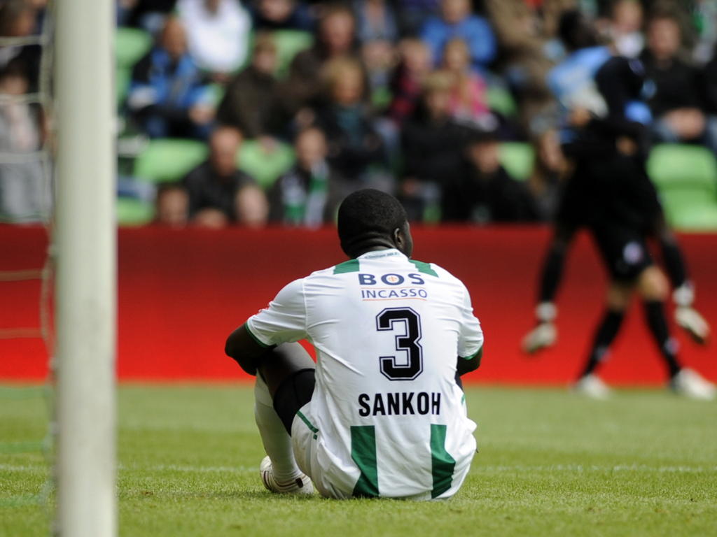 FC Groningen-verdediger Gibril Sankoh zit teleurgesteld op de grond na de verloren play-offstrijd tegen FC Utrecht. (09-05-2010) FC Groningen-verdediger Gibril Sankoh zit teleurgesteld op de grond na de verloren play-offstrijd tegen FC Utrecht. (09-05-2010)