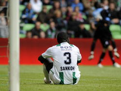 FC Groningen-verdediger Gibril Sankoh zit teleurgesteld op de grond na de verloren play-offstrijd tegen FC Utrecht. (09-05-2010)