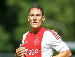 Gudelj weet zich nog niet in de basis te spelen bij AFC Ajax. De middenvelder die overkwam van AZ Alkmaar speelt met het 'tweede elftal' mee. (10-07-2015)