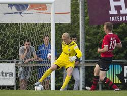 Wieger Sietsma (l.) kapt een speler van de tegenstander uit tijdens de oefenwedstrijd van sc Heerenveen tegen vv Buitenpost. (02-07-2015)