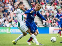 Sam Larsson (r.) gaat over de knie bij Hedwiges Maduro (l.) tijdens FC Groningen - sc Heerenveen. (13-09-2015)