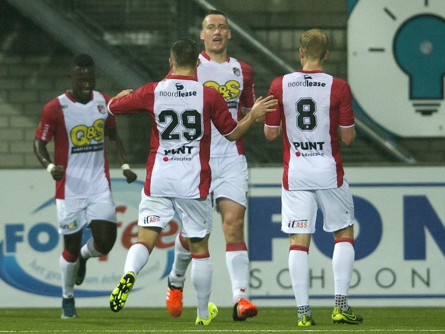 Marnix Kolder (m.) verdubbelt namens FC Emmen de score tegen zijn oude club, Go Ahead Eagles. (16-10-2015)