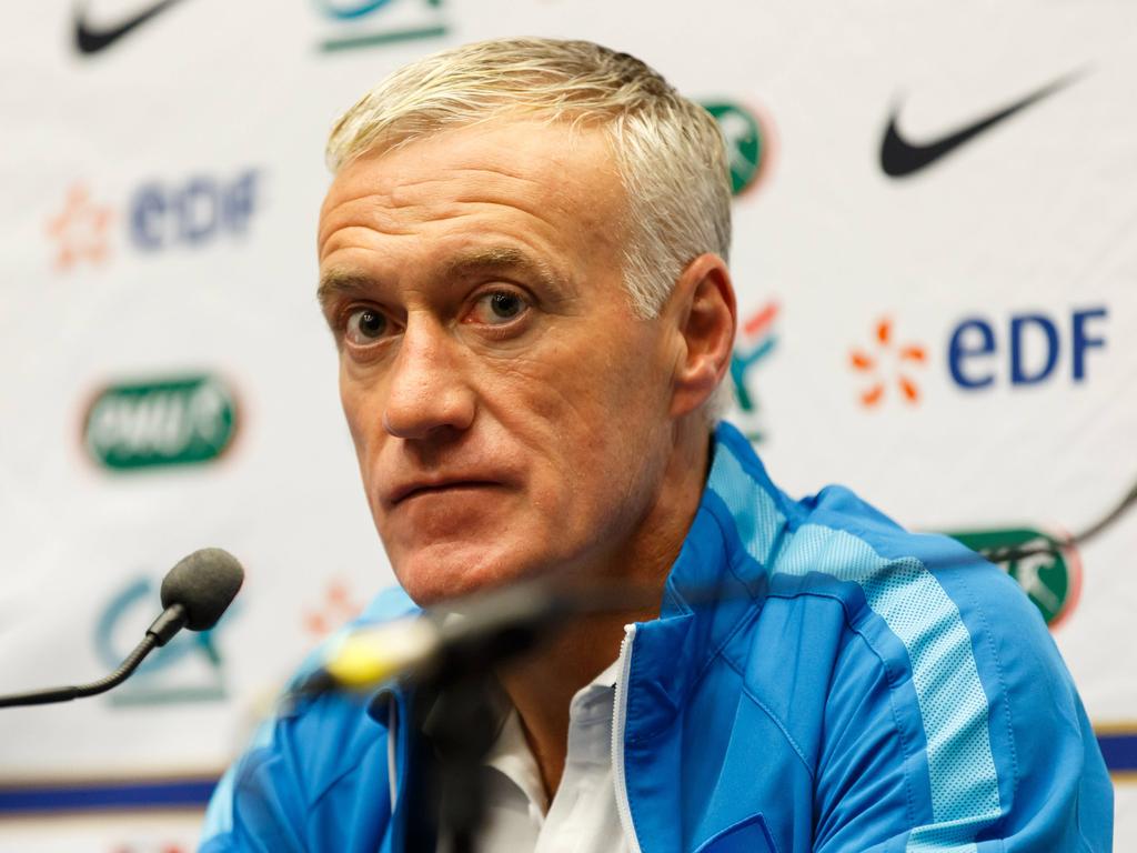 De Franse bondscoach Didier Deschamps staat te pers te woord tijdens een persconferentie. (16-11-2015)