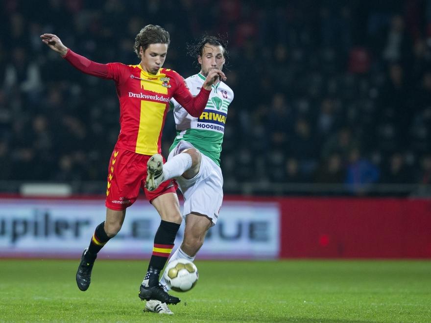 Orhan Džepar (l.) heeft het druk met de aanwezigheid van Geert Arend Roorda, die de bal van de voet van de Eagles-middenvelder wil plukken tijdens Go Ahead Eagles - FC Dordrecht. (06-11-2015)