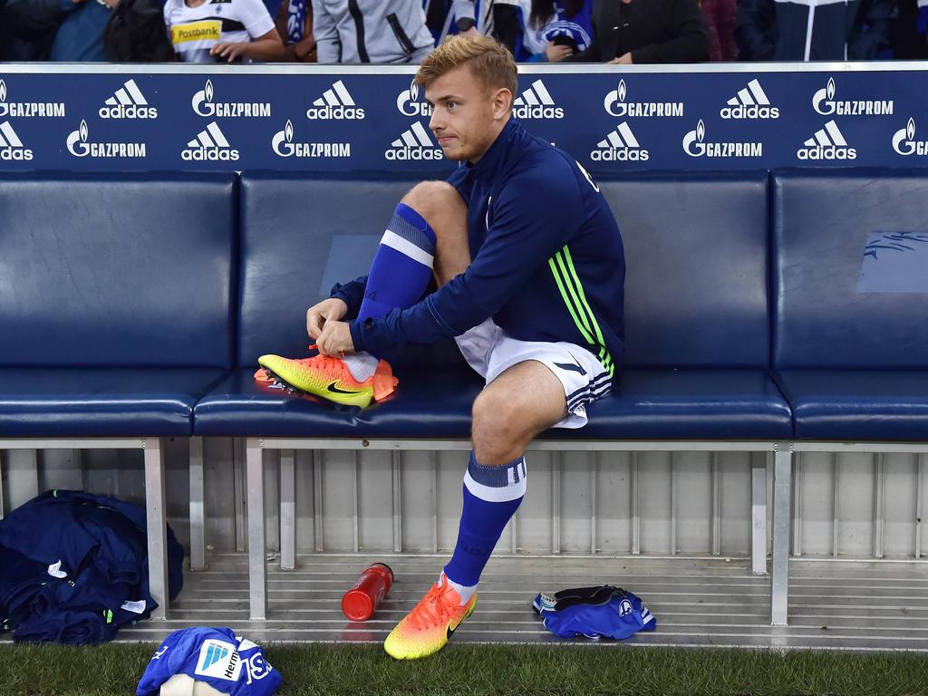 Max Meyer sitzt bei Schalke häufig nur auf der Bank Max Meyer sitzt bei Schalke häufig nur auf der Bank