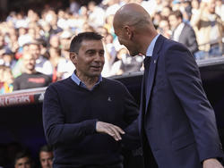 Garitano (izw.) saluda a Zidane en su última visita al Bernabéu. (Foto: Getty)