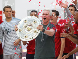 Bayern-Coach Jupp Heynckes mit der Meisterschale