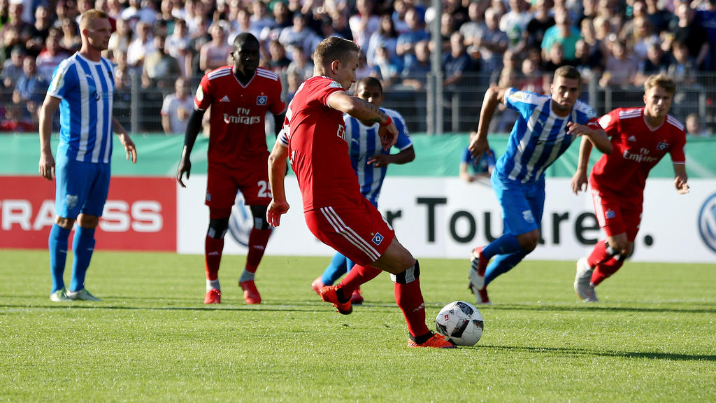 Lewis Holtby trifft zum 1:0 für den HSV