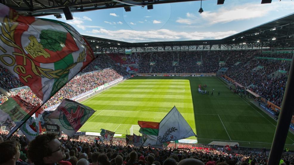 Beim Spiel zwischen Augsburg und Freiburg musste ein Zuschauer reanimiert werden