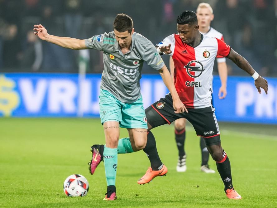 Danilo Pantić (l.) moet trucjes uithalen om te voorkomen dat Eljero Elia (r.) balbezit verovert voor Feyenoord. (26-10-2016)