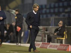 Rob Maas druipt teleurgesteld af na weer een nederlaag met SC Cambuur. De wedstrijd tegen FC Den Bosch (3-1) blijkt zijn laatste als coach van de Leeuwarders. (14-10-2016)