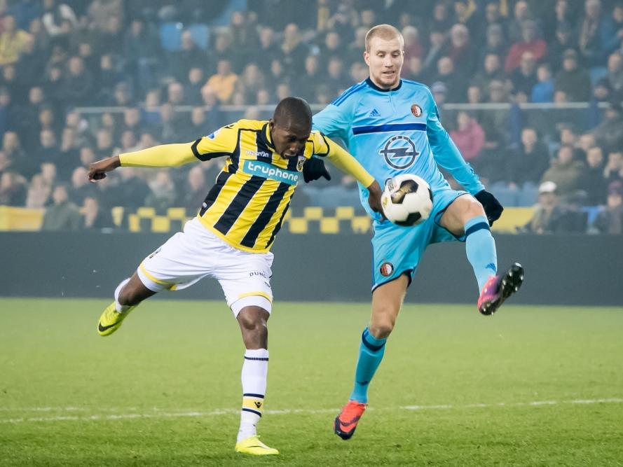 Kelvin Leerdam (l.) komt net tekort om een lange bal te controleren, Simon Gustafson (r.) kan simpel opruimen met zijn linkervoet. (26-01-2017)