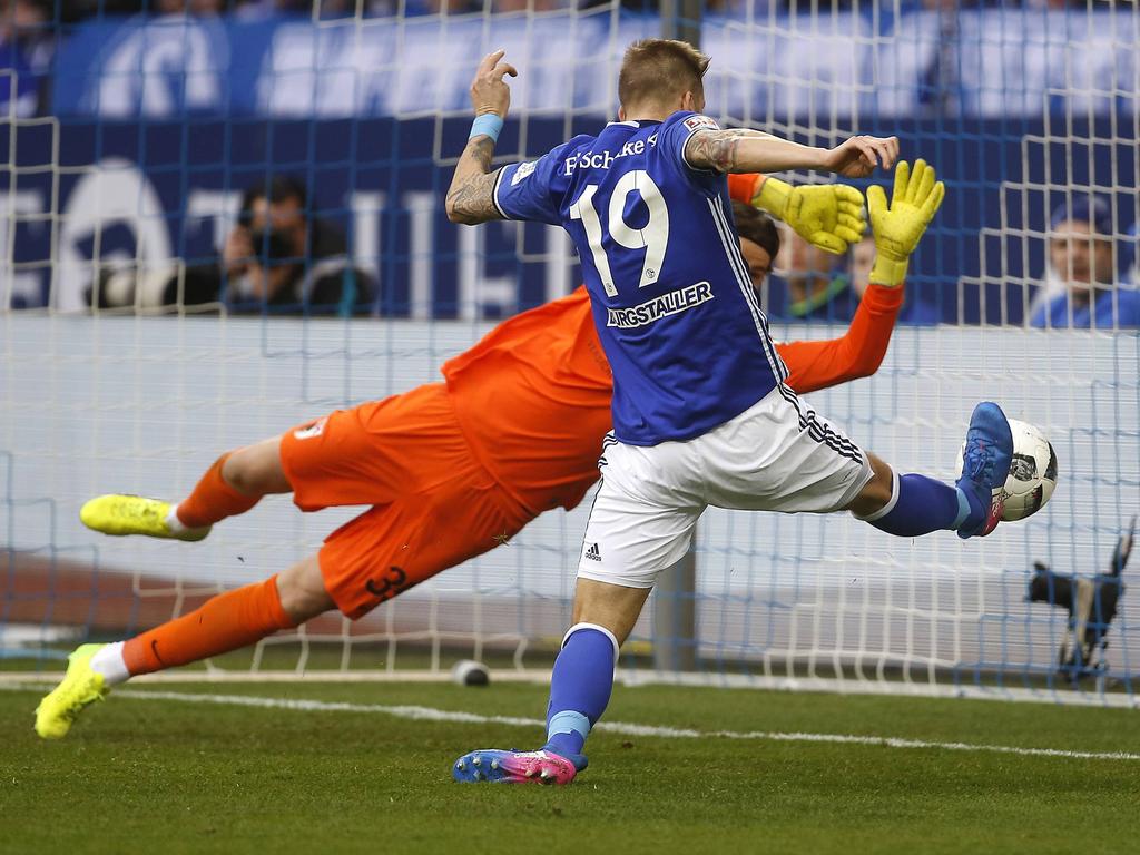 Burgstaller anotando su primer gol contra el Augsburgo. (Foto: Getty)
