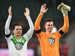 Marcel Schäfer (l.) sagt beim VfL Wolfsburg "Auf Wiedersehen"