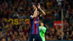 Robert Lewandowski vom FC Barcelona applaudiert den Fans bei seiner Auswechslung.