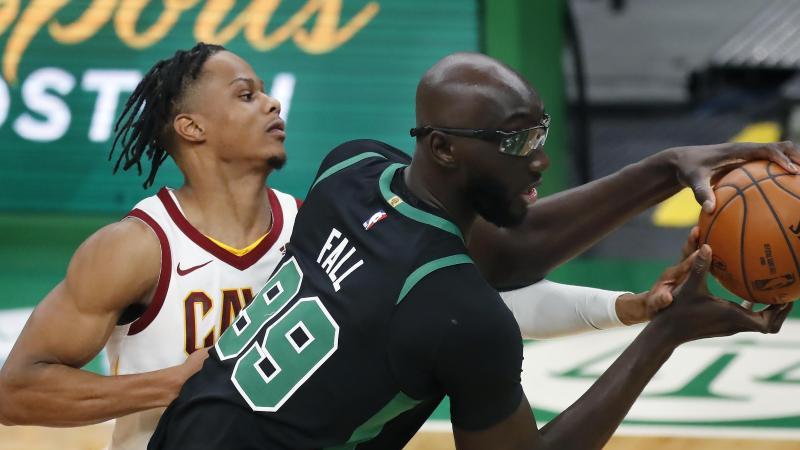 NBA-Stars Tacko Fall (r.) und Isaac Okoro in Aktion NBA-Stars Tacko Fall (r.) und Isaac Okoro in Aktion
