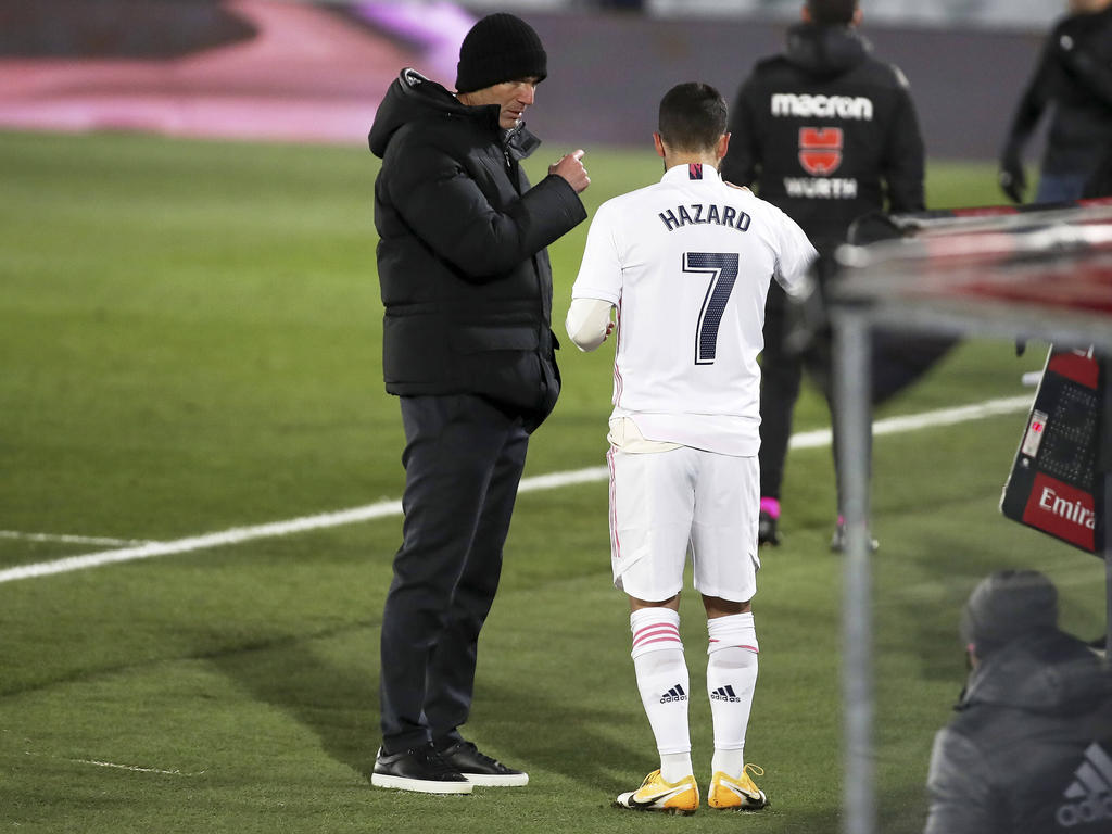 Zidane conversa con Hazard en una imagen reciente.