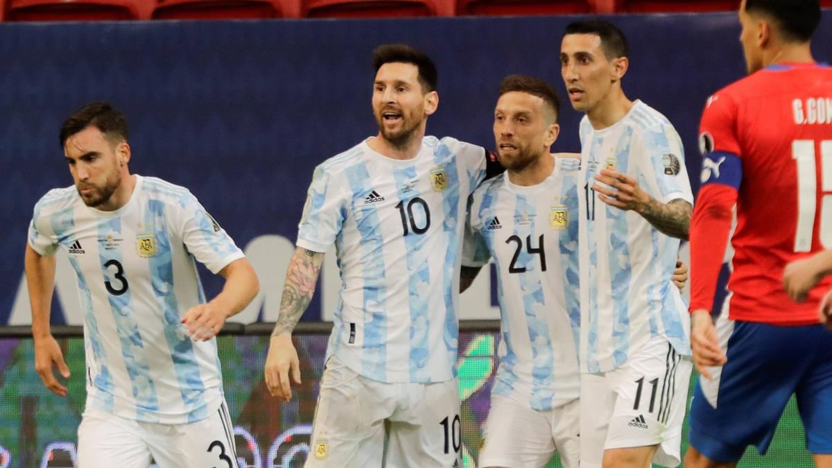Argentiniens Alejandro Gomez (Nr. 24) feiert den Führungstreffer gegen Paraguay