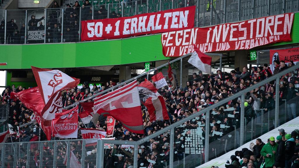 Fans des SC Freiburg protestieren gegen den geplanten Einstieg eines Investors