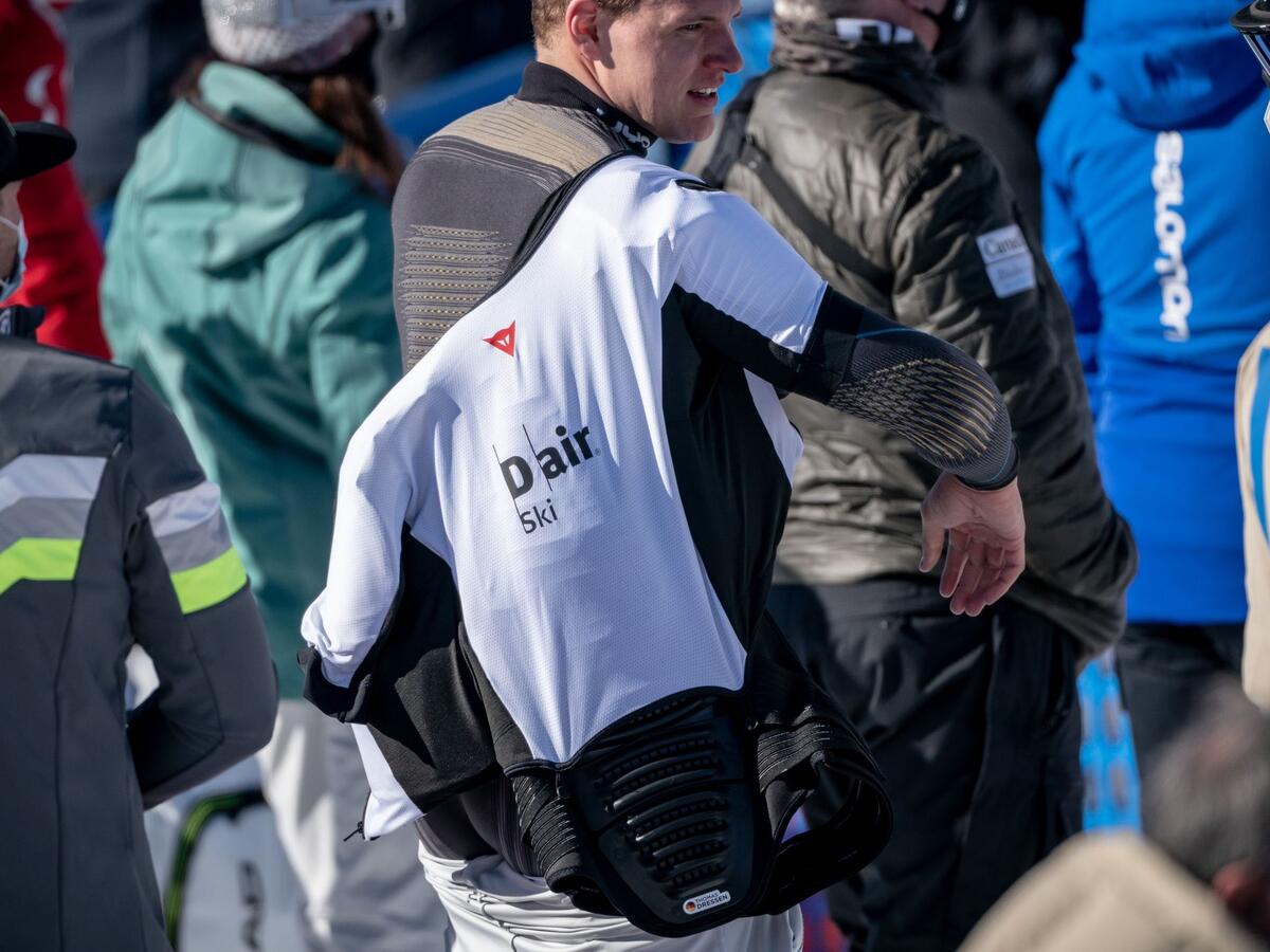 Thomas Dreßen testet den Rückenprotektor mit Airbag.