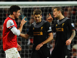 Arsenals Giroud (l.) und Liverpools Agger (r.) sind verschiedener Meinung, Steven Gerrard schlichtet