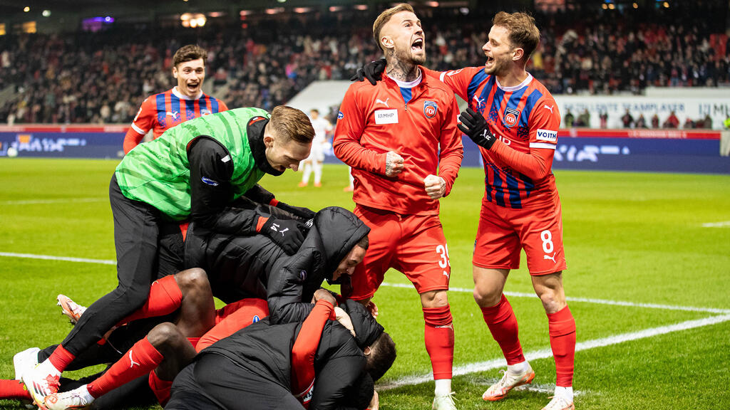 Heidenheim bejubelt das 3:1 durch Sirlord Conteh Heidenheim bejubelt das 3:1 durch Sirlord Conteh