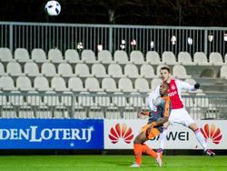 Jermano Lo Fo Sang (l.) kan alleen maar kijken naar de uithaal van Robert Murić, die het tijdens Jong Ajax - FC Volendam maar eens vanaf de flank probeert. (21-12-2015)