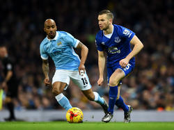 Tom Cleverley (r.) in het shirt van Everton tijdens een duel met Manchester City. (27-01-2016)
