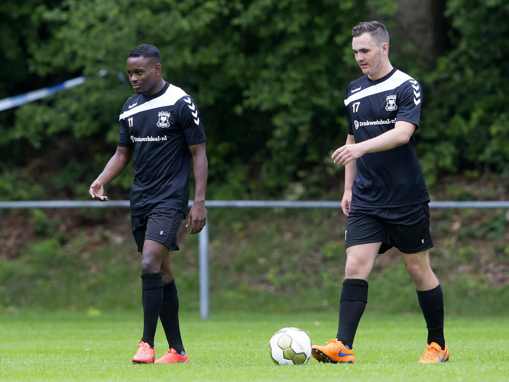Elvio van Overbeek (l.) en Puck Postma (r.) zijn aanwezig tijdens de eerste training van Go Ahead Eagles (20-06-2015).