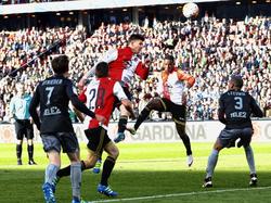 Michiel Kramer (m.) torent boven iedereen uit en kopt de 1-0 binnen in de bekerfinale tegen FC Utrecht. Rico Strieder, Jens Toornstra, Eljero Elia, Ramon Leeuwin en Mark van der Maarel kijken toe. (24-04-2016)