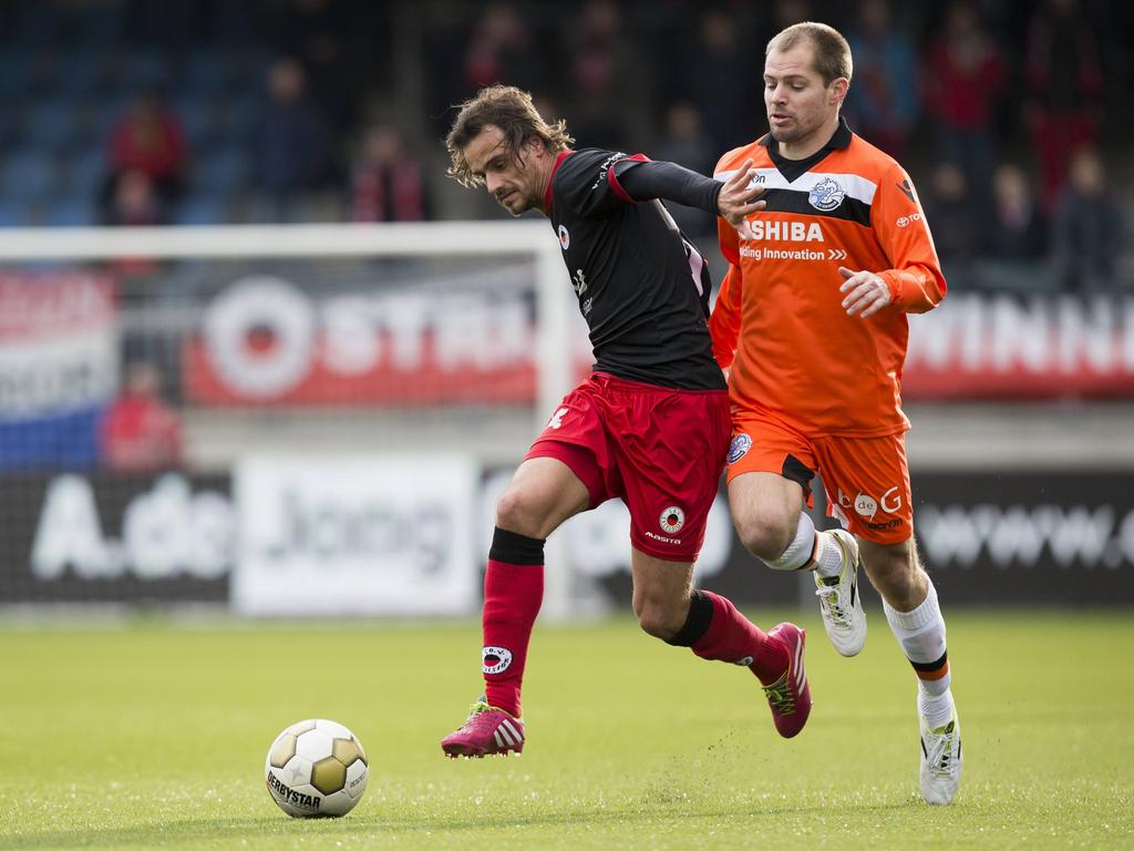 Lars Hutten (l.) en Istvan Bakx (r.) strijden om de bal tijdens Excelsior - FC Den Bosch. (9-2-2014)