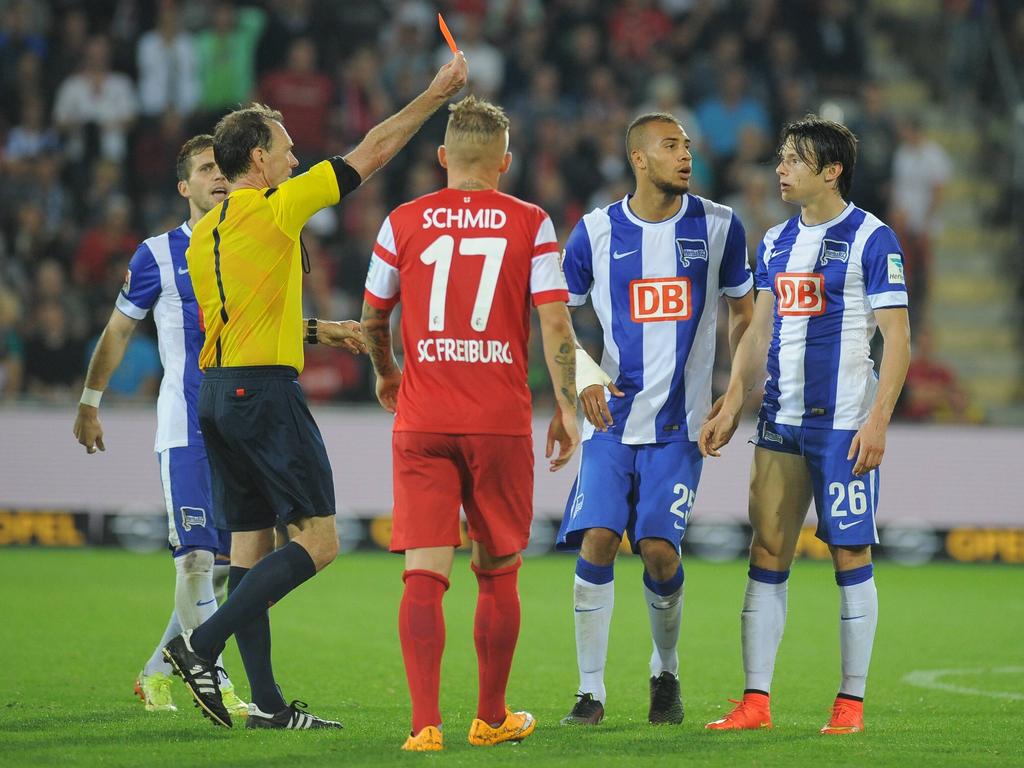 Herthas Nico Schulz (r.) sah in der Nachspielzeit gegen den SC Freiburg die Rote Karte