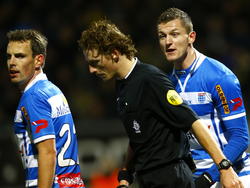 Tomáš Necid (r.) is woedend op scheidsrechter Martin van den Kerkhof als zijn doelpunt tijdens SC Cambuur - PEC Zwolle wordt afgekeurd. Ook Wout Brama (l.) is niet blij met de arbiter. (20-12-2014)