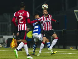 Joshua Brenet (l.) ziet toe hoe De Graafschap-middenvelder Karim Tarfi (m.) tevergeefs probeert om Rai Vloet (r.) van de bal probeert te krijgen in het Jupiler League-duel met Jong PSV. (02-12-2014)