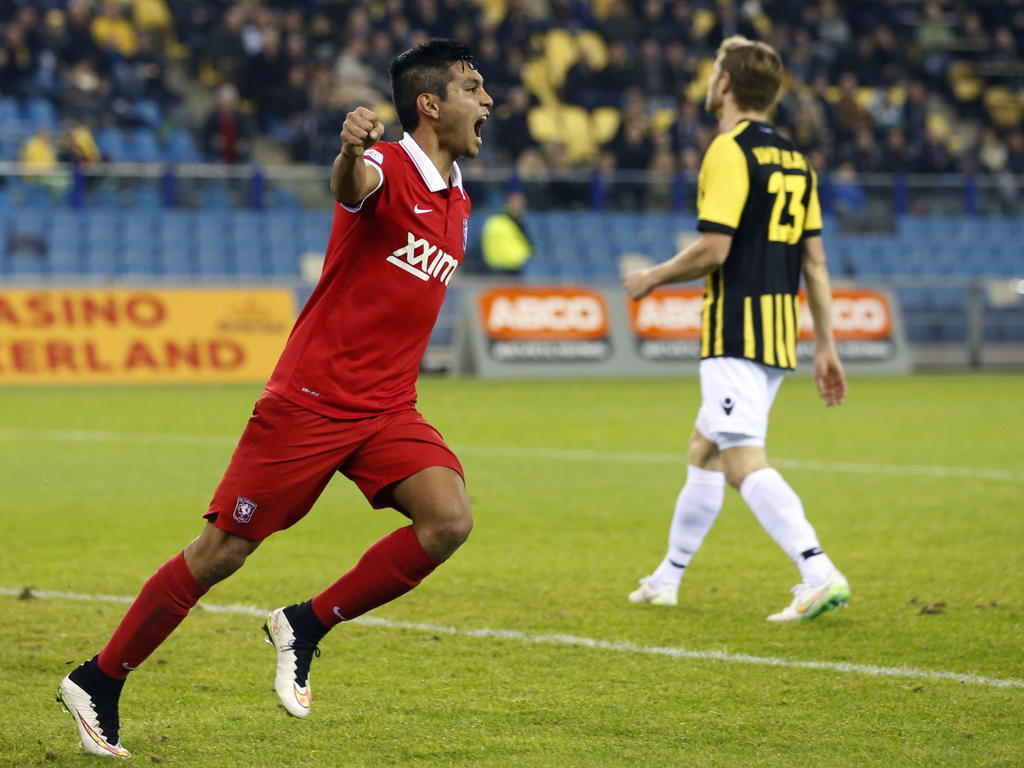 Jesús Corona maakt de 1-1 en is daar zeer blij mee tijdens Vitesse - FC Twente. (07-12-2014)