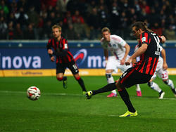 Alexander Meier marca de penalti frente al Hamburrgo. (Foto: Getty)