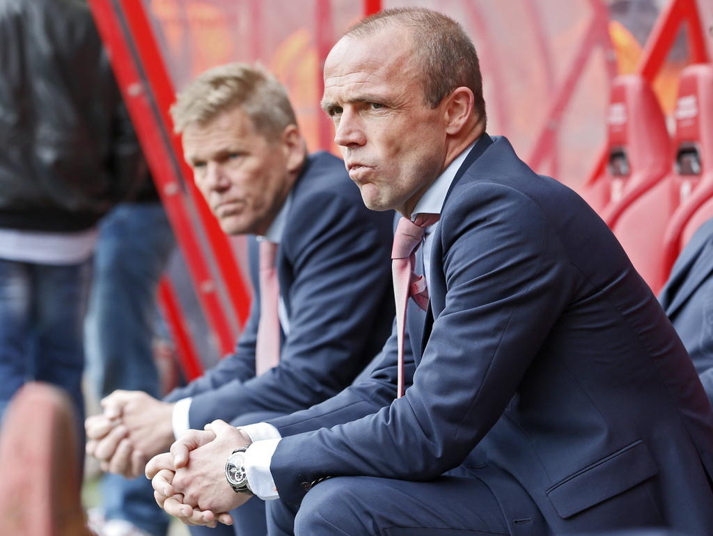Alfred Schreuder zit met een verbeten gezicht op de bank. FC Twente komt al vroeg op een achterstand tegen AZ. (26-04-2015)