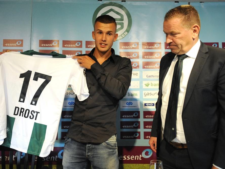 Jesper Drost wordt als nieuwe speler van FC Groningen gepresenteerd. De aanvaller, overgekomen van PEC Zwolle, laat zien dat hij het komende seizoen met rugnummer zeventien speelt. (30-07-2015)