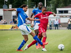 Gyrano Kerk (r.) is Quincy van der Leuv (l.) te snel af tijdens het oefenduel SDC Putten - FC Utrecht. (26-06-2015)
